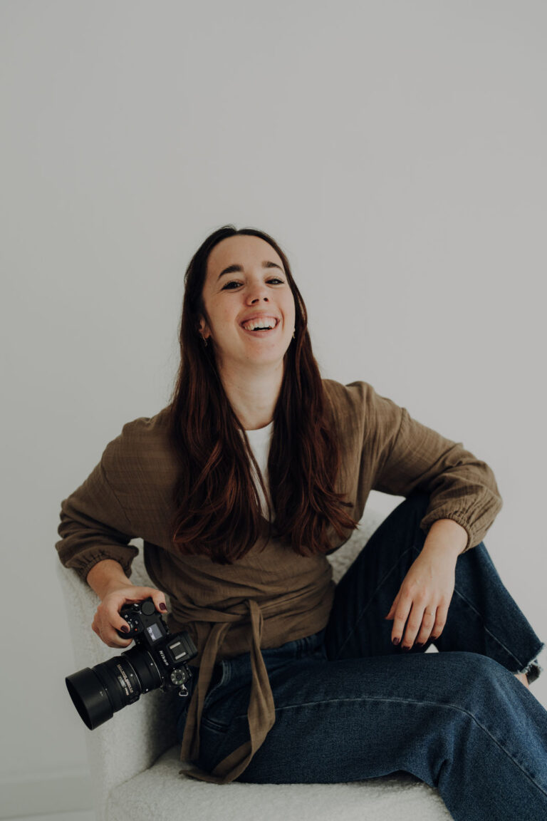 Portrait einer professionellen Hochzeitsfotografin aus Kärnten mit Kamera bei natürlichem Fotoshooting