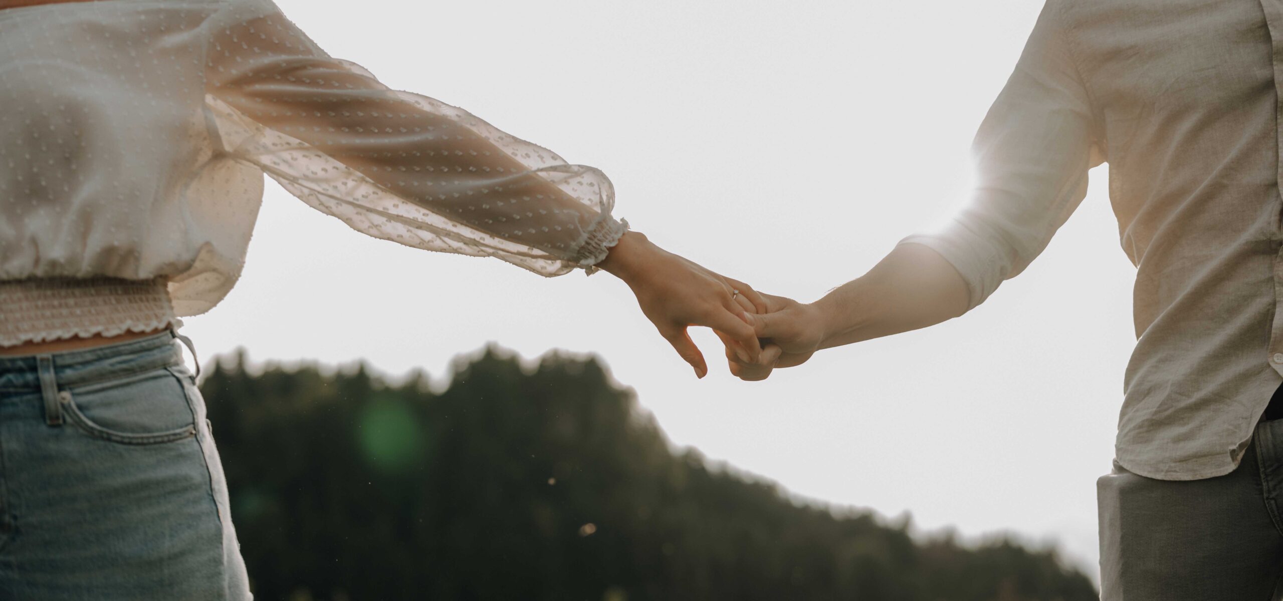 Hochzeitsfotografin fotografiert ein Brautpaar bei natürlichem Licht in den Bergen von Kärnten während eines romantischen Paarshootings