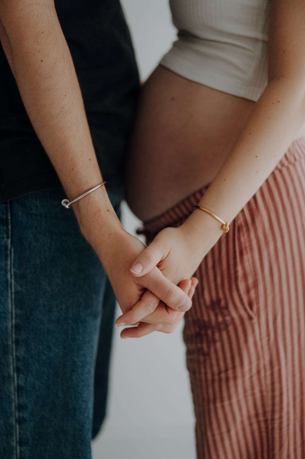 Studio Babybauch Shooting Kärnten mit emotionaler Stimmung