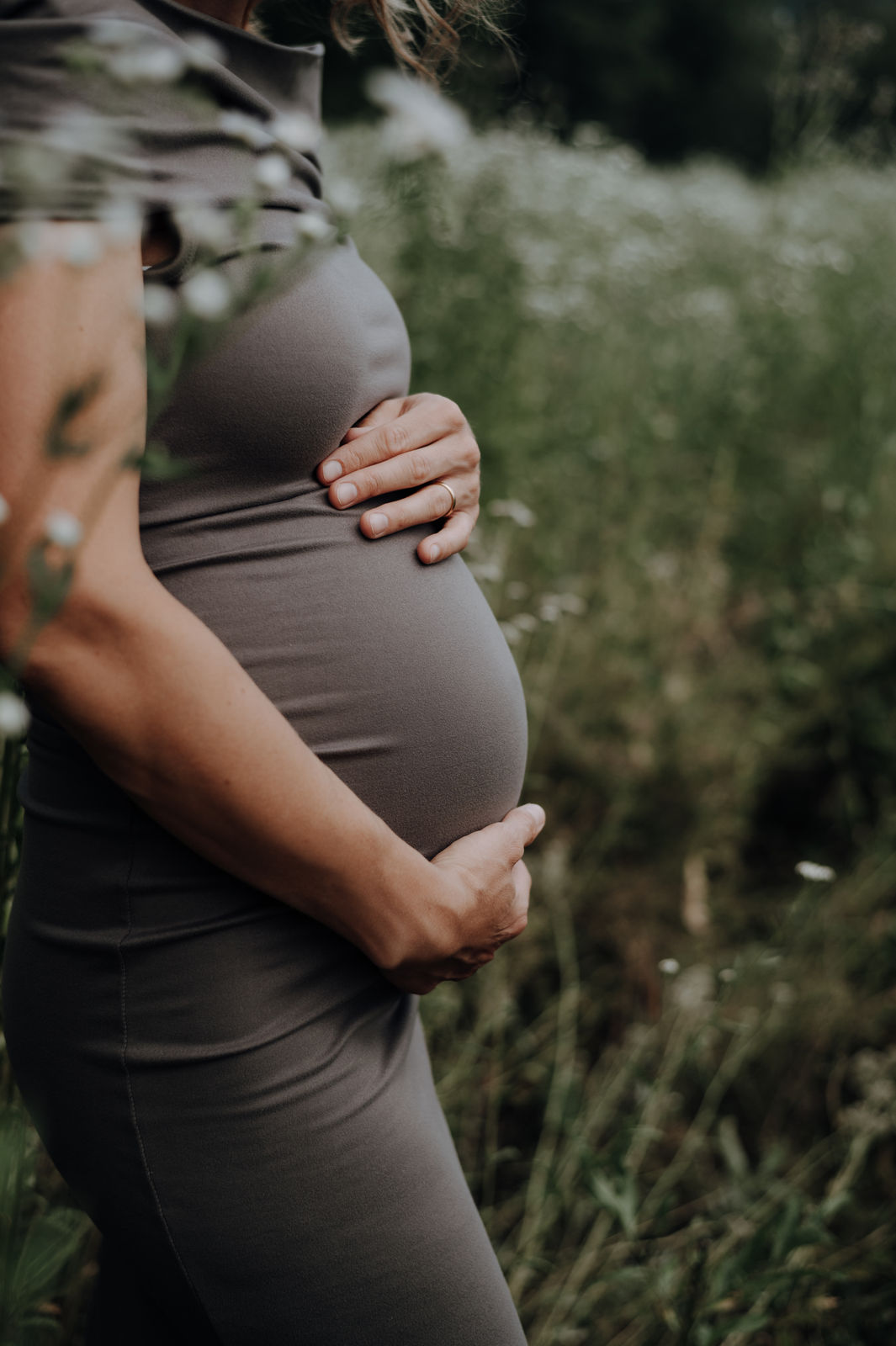 Familienfotografin in Klagenfurt für moderne, stilvolle und ungestellte Babybauch- und Neugeborenenfotos