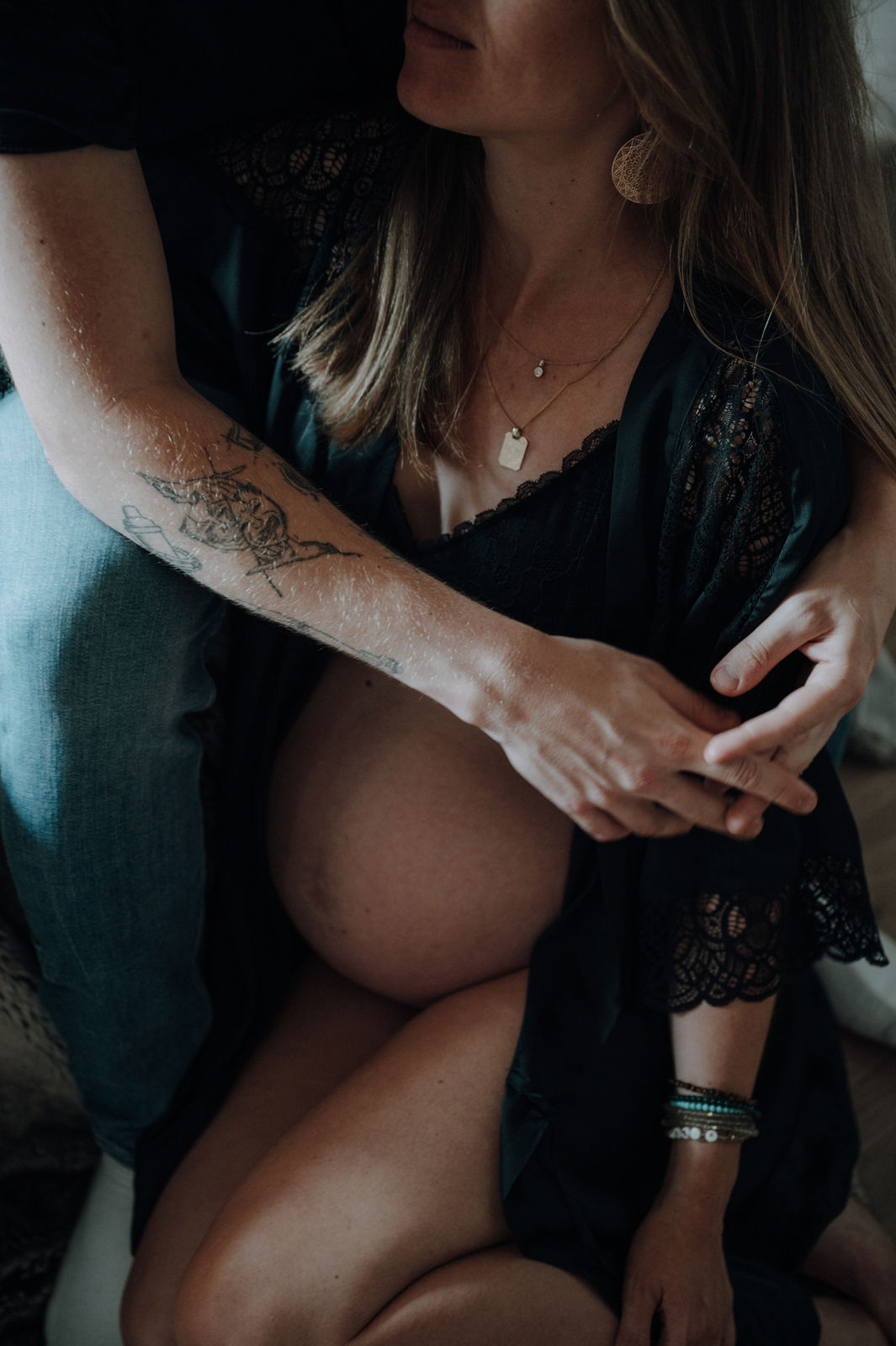 Familienfotografin in Klagenfurt für moderne, stilvolle und ungestellte Babybauch- und Neugeborenenfotos