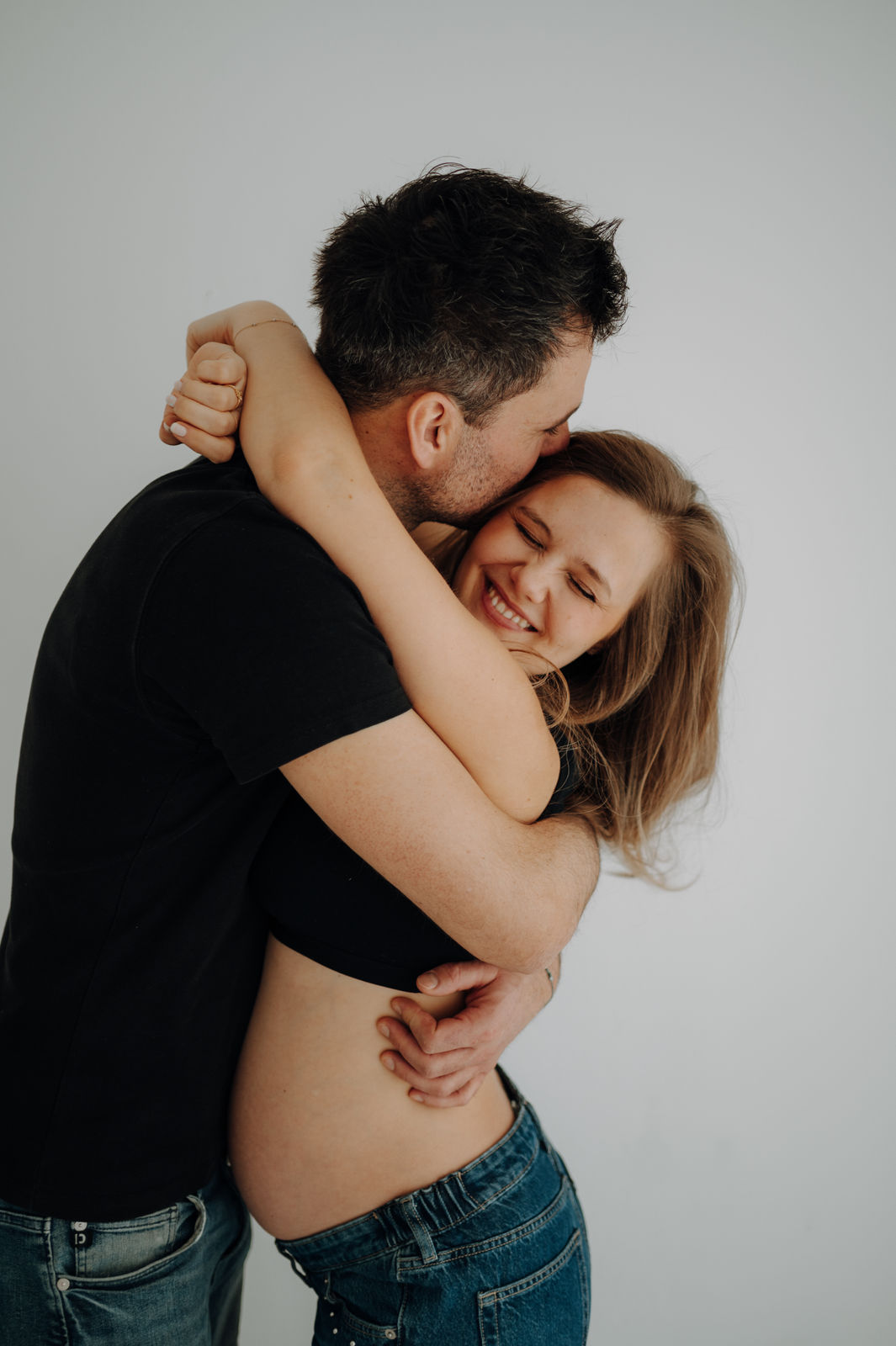 Natürliche Babybauchfotos zuhause in Kärnten als Homestory