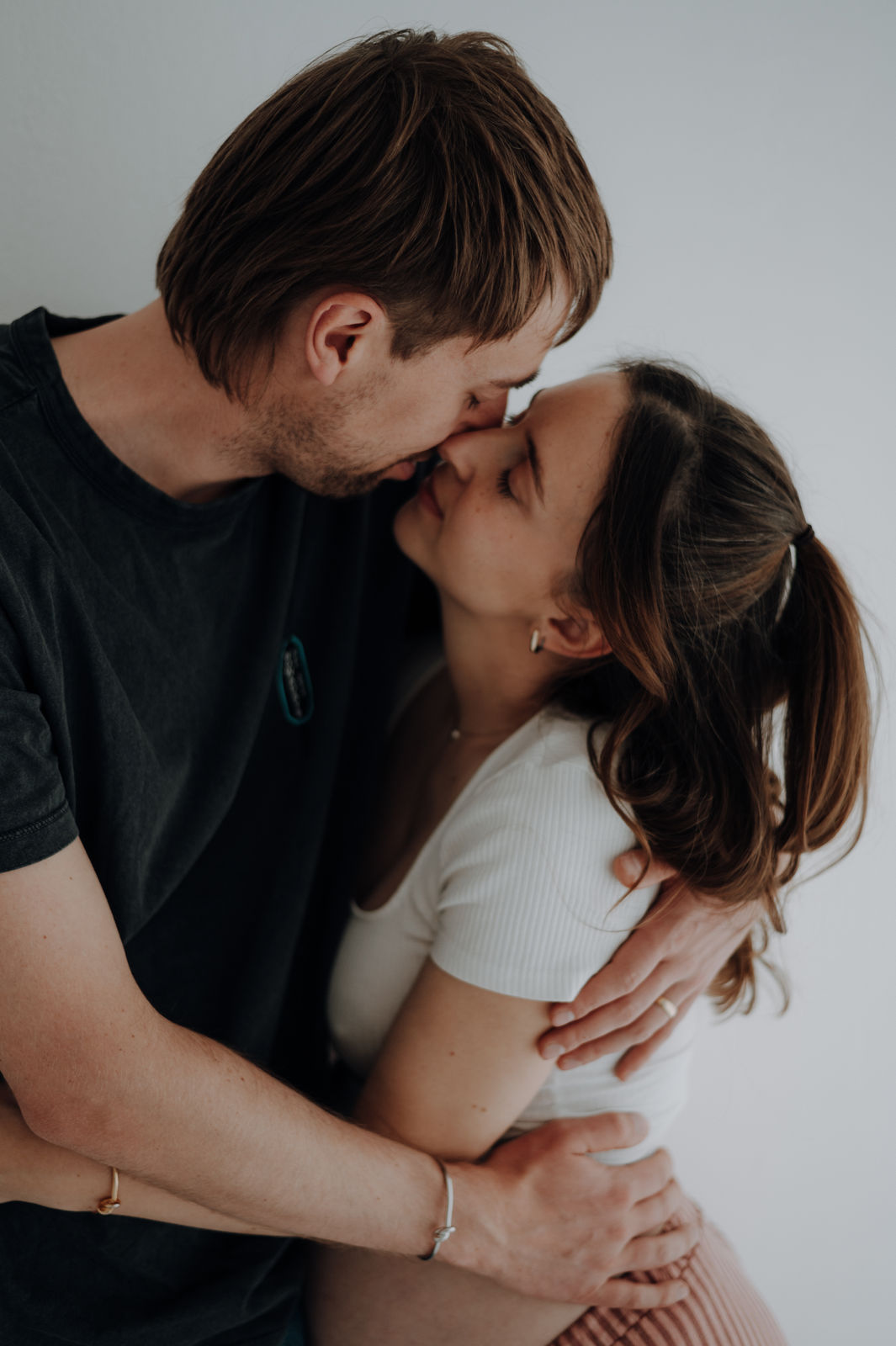 Natürliche Babybauchfotos zuhause in Kärnten als Homestory