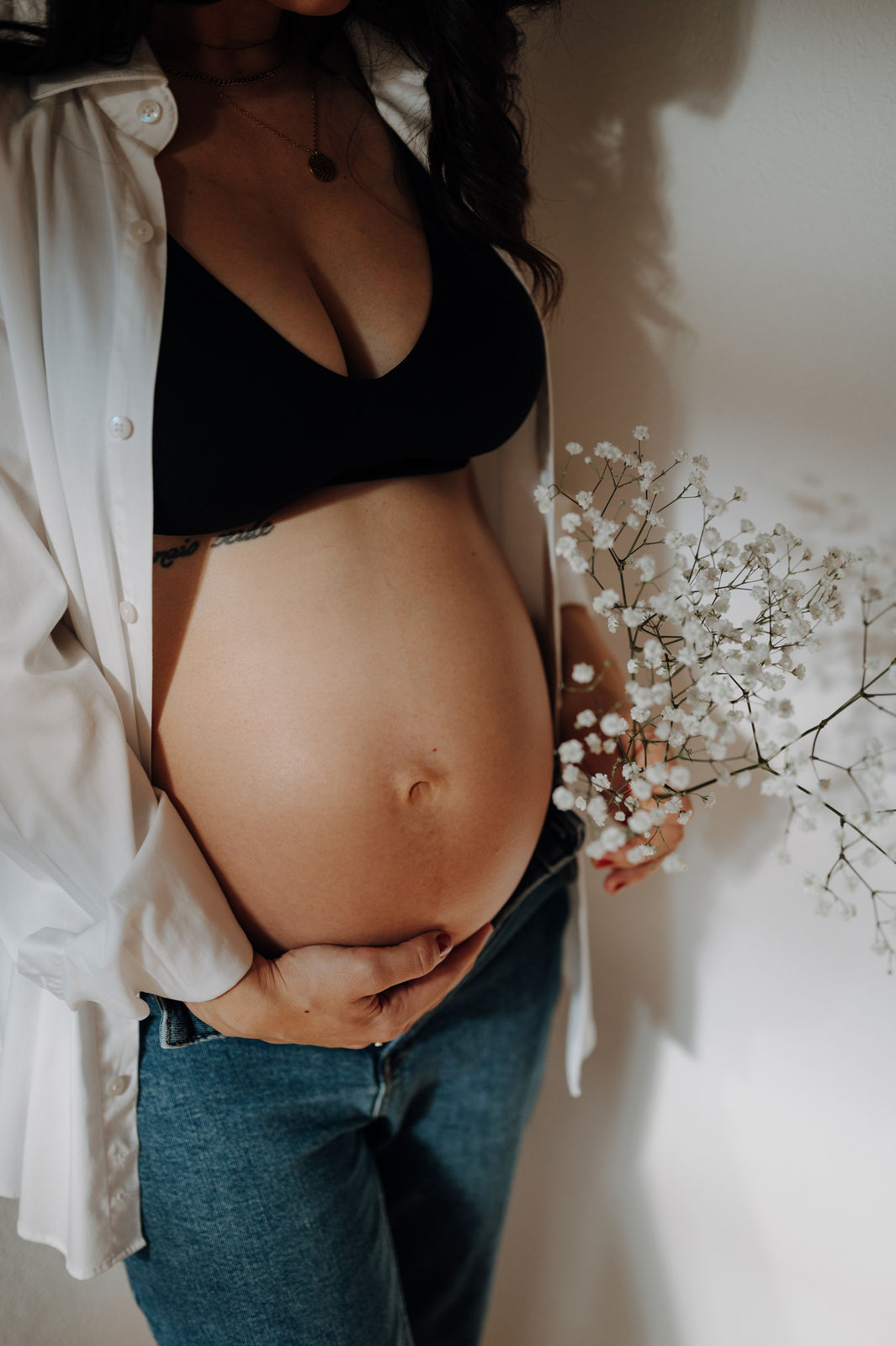 Detailaufnahme Hände auf Babybauch bei Schwangerschaftsfotografie Kärnten