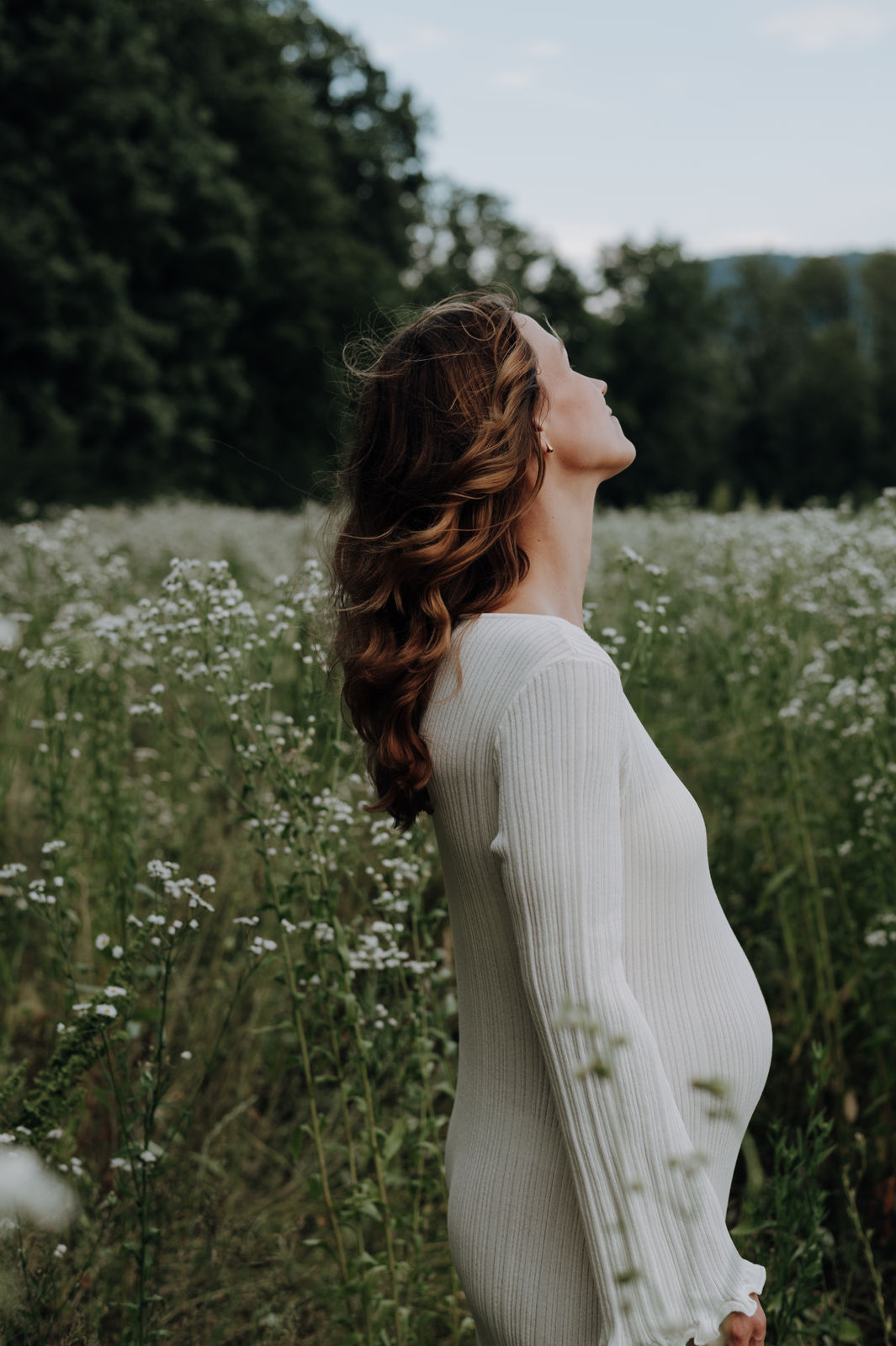 Familienfotografin in Klagenfurt für moderne, stilvolle und ungestellte Babybauch- und Neugeborenenfotos