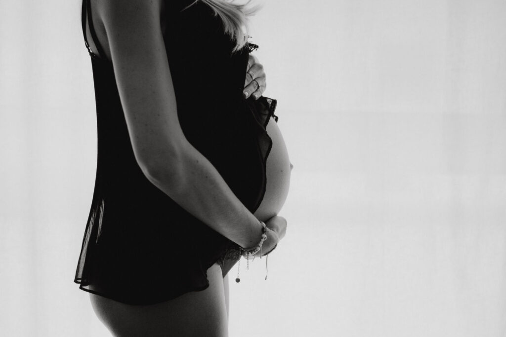 Fotografin in Klagenfurt für moderne, stilvolle und ungestellte Babybauchfotos