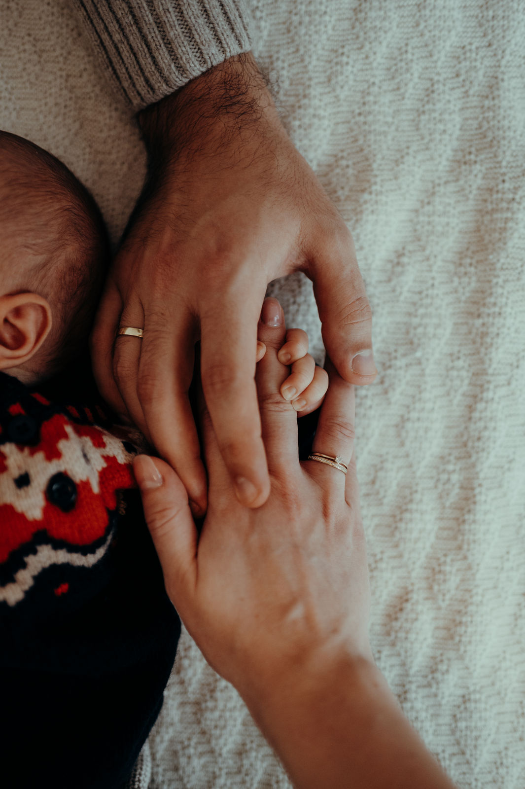 Familienfotografin in Klagenfurt für moderne, stilvolle und ungestellte Neugeborenenfotos