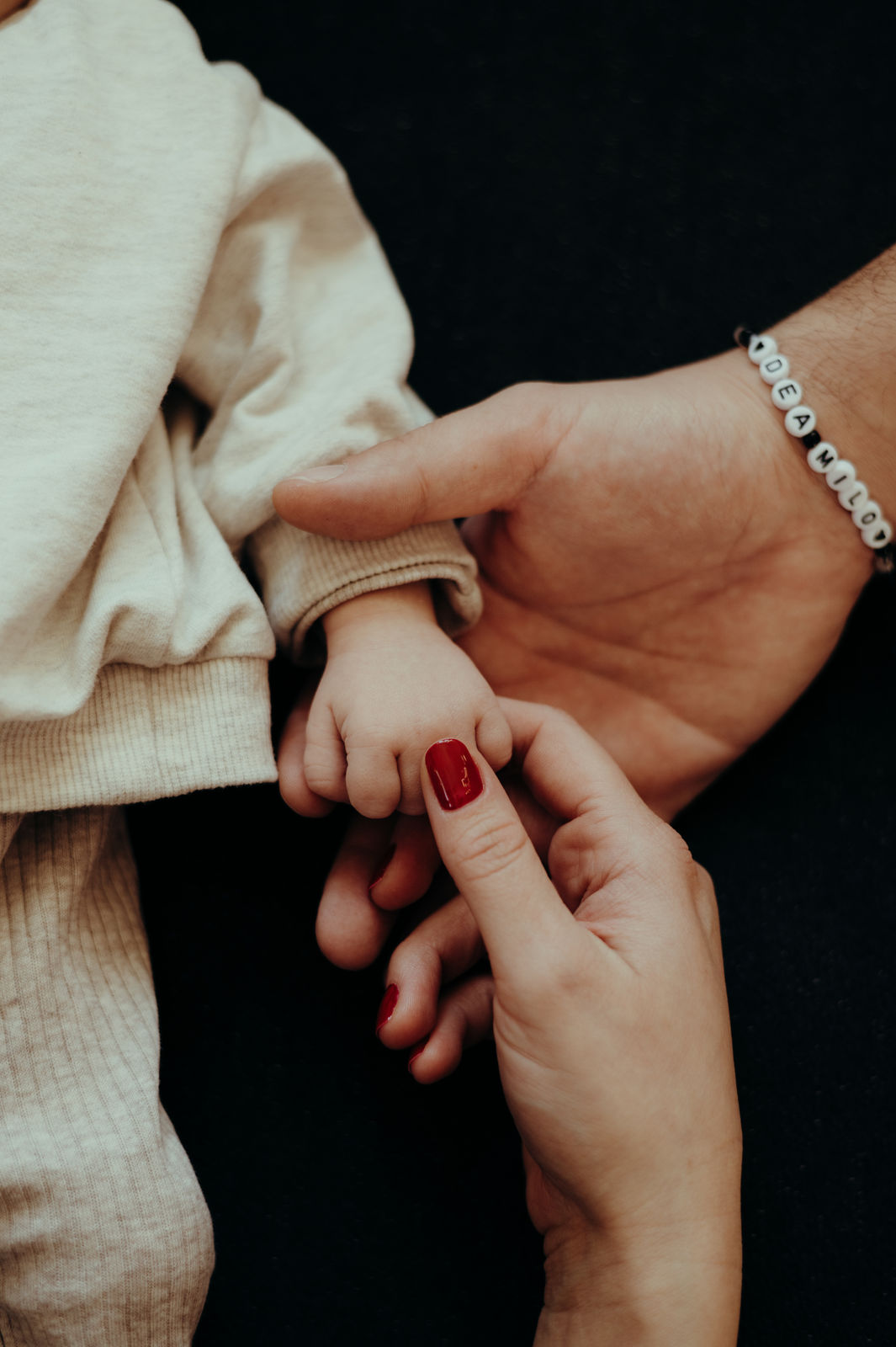 Familienfotografin in Klagenfurt für moderne, stilvolle und ungestellte Neugeborenenfotos