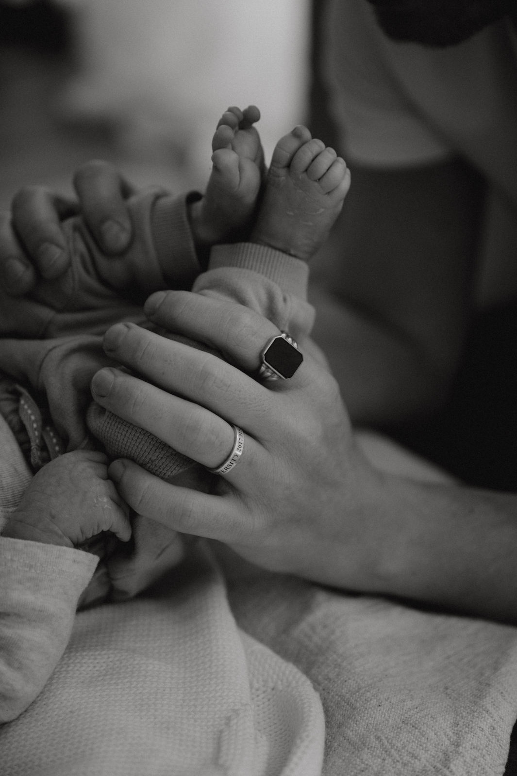 Familienfotografin in Klagenfurt für moderne, stilvolle und ungestellte Neugeborenenfotos