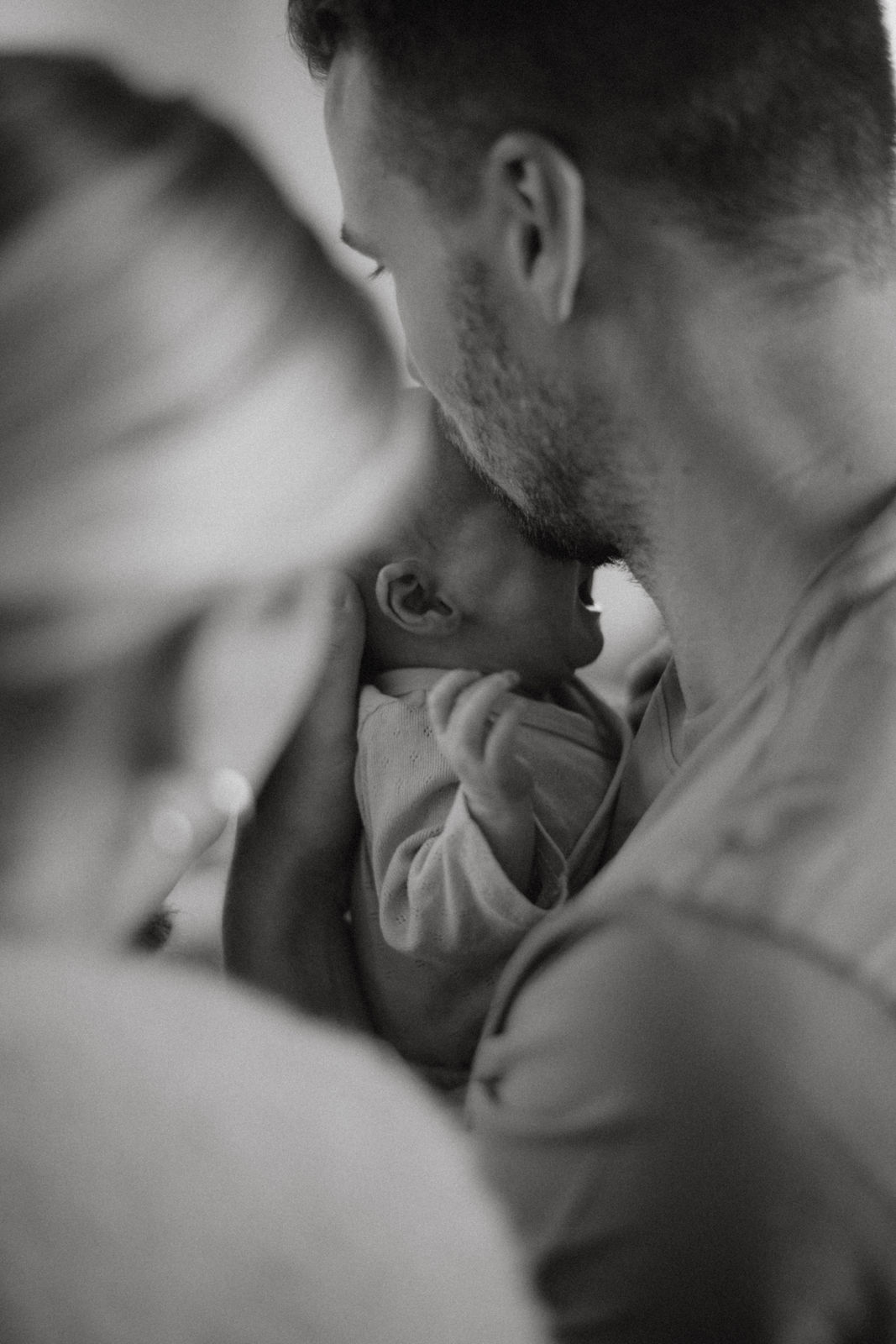 Familienfotografin in Klagenfurt für moderne, stilvolle und ungestellte Neugeborenenfotos