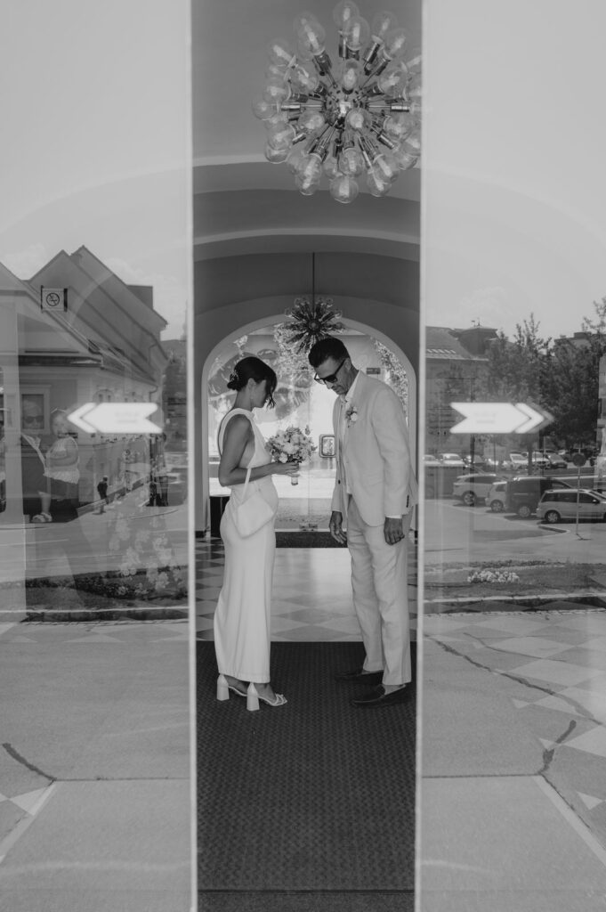 Brautpaar spaziert durch eine elegante Stadtstraße während eines City Wedding Shootings