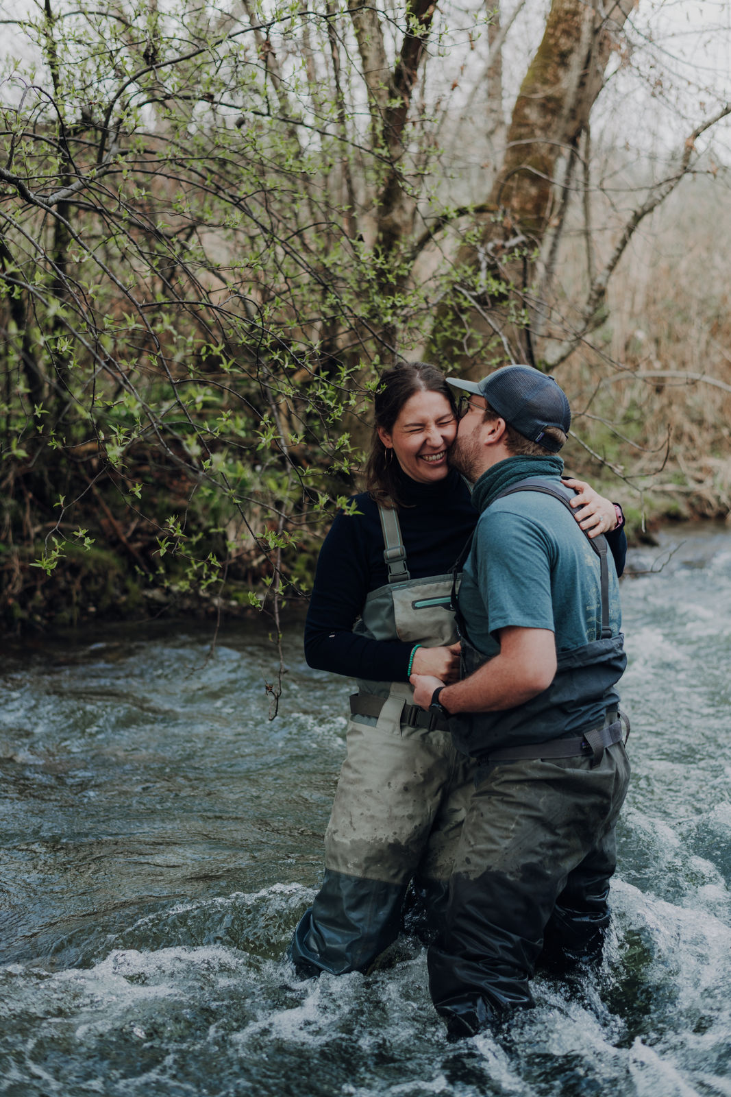 Natürliches Engagement Shooting in Kärnten im Wasser