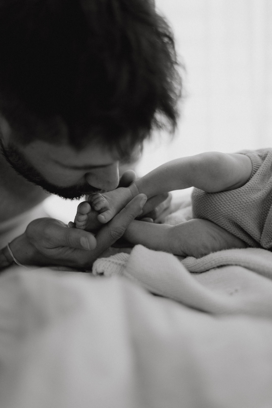 Familienfotografin in Klagenfurt für moderne, stilvolle und ungestellte Neugeborenenfotos