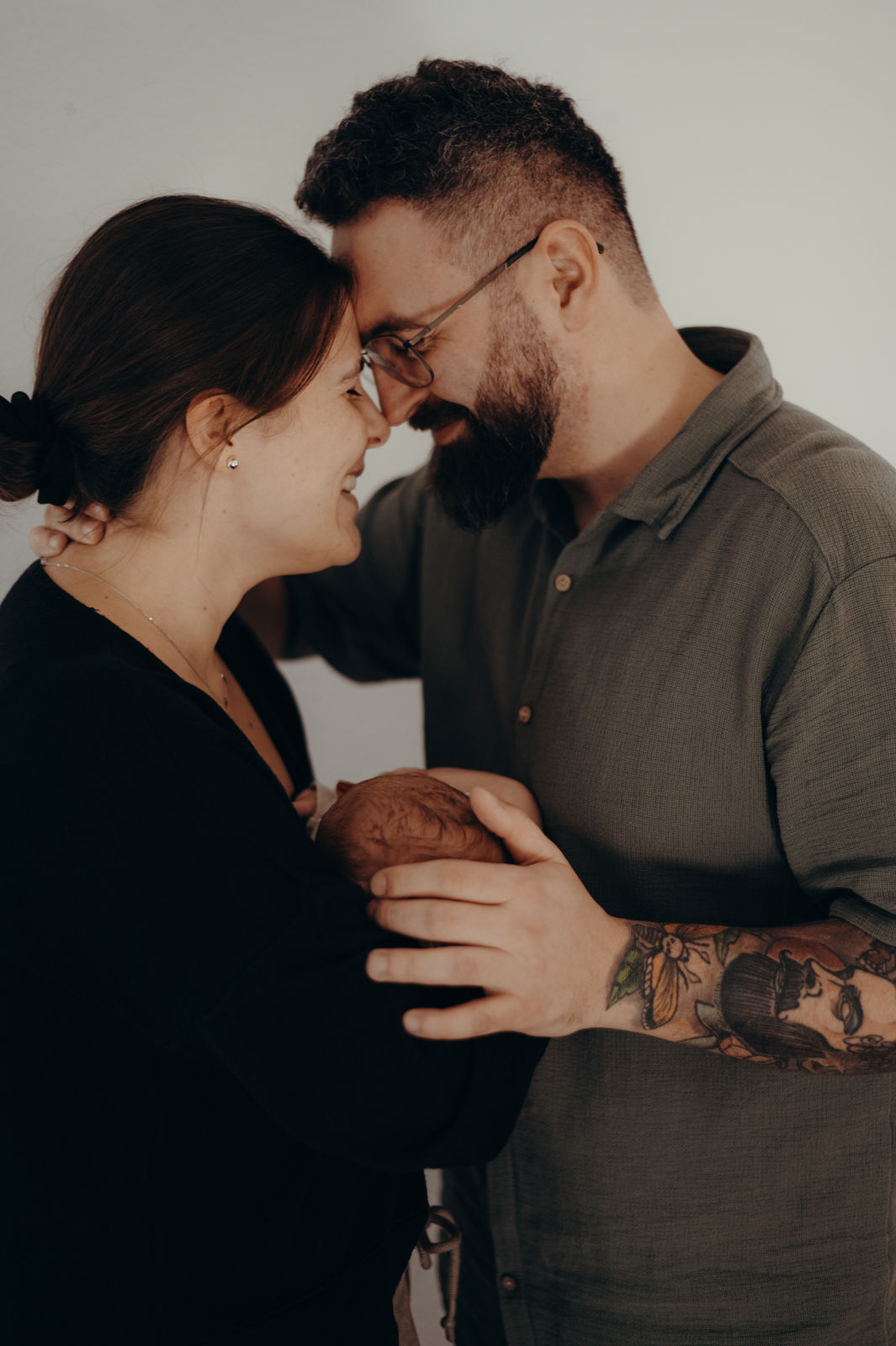 Familienfotografin in Klagenfurt für moderne, stilvolle und ungestellte Neugeborenenfotos