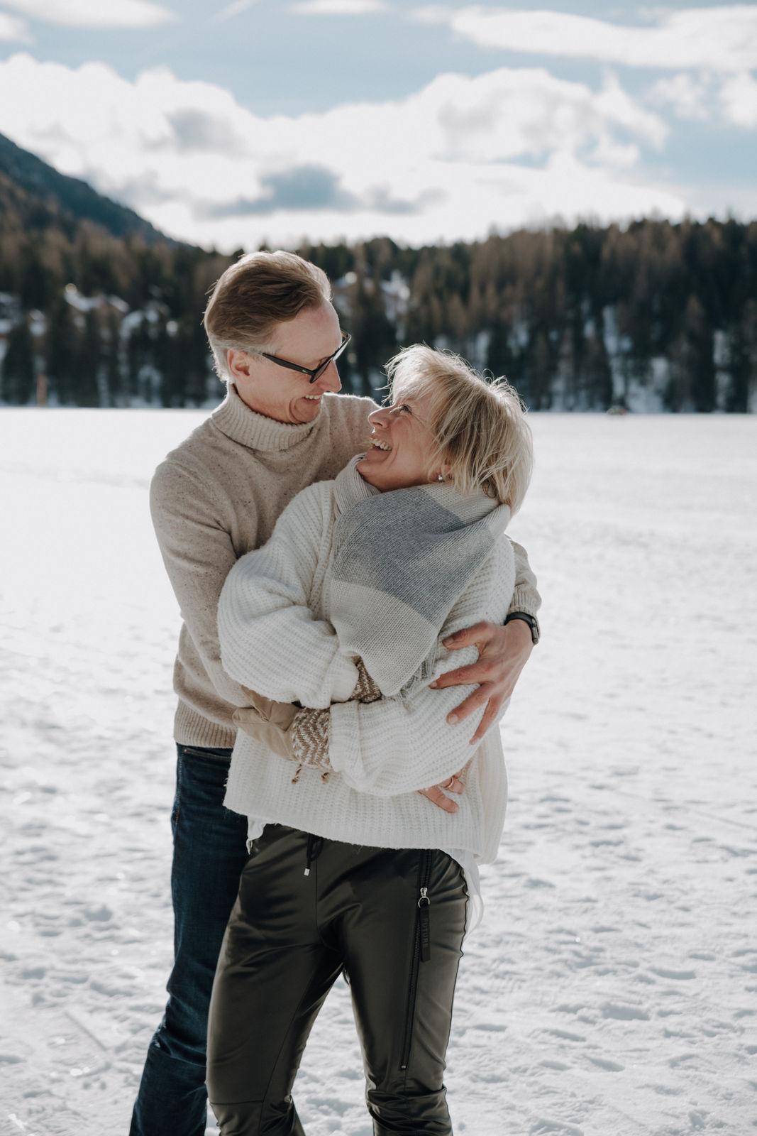 Natürliche Paarfotos Kärnten auf der Turracher Höhe im Schnee