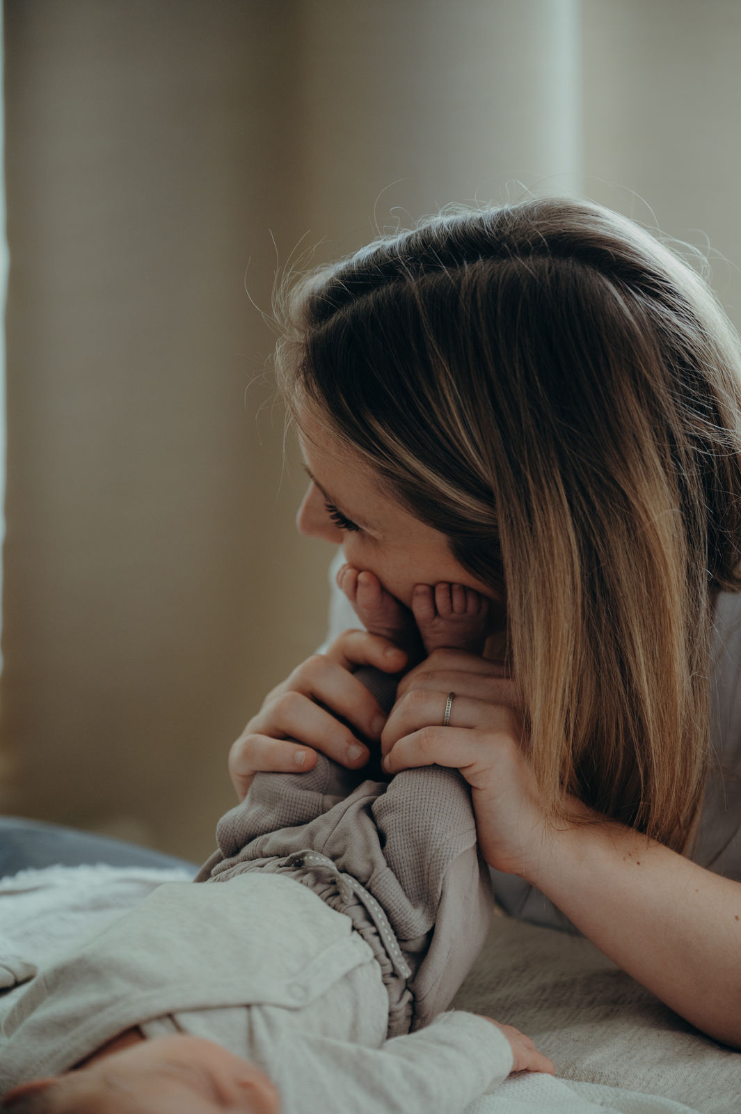 Familienfotografin in Klagenfurt für moderne, stilvolle und ungestellte Neugeborenenfotos