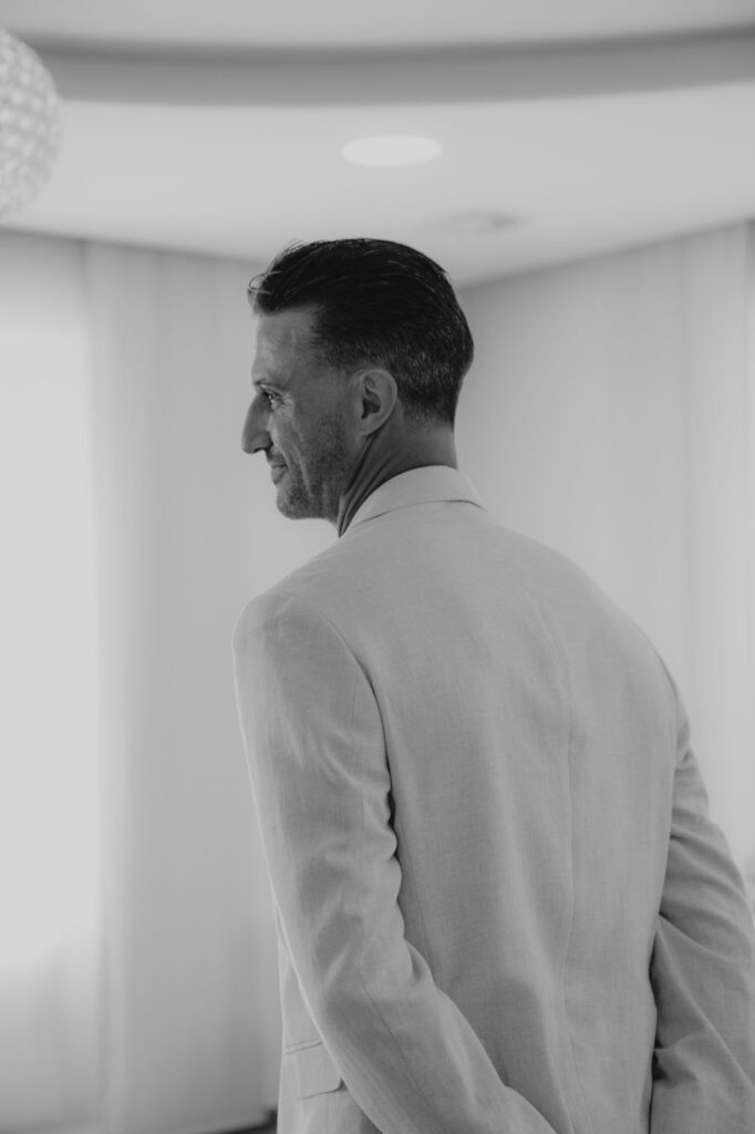 Brautpaar gibt sich das Ja-Wort bei einer standesamtlichen Trauung im Rathaus