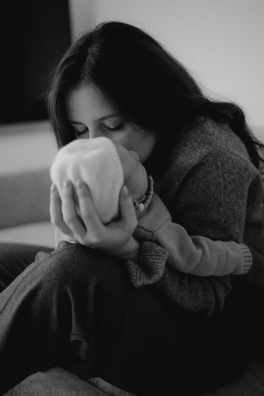 Familienfotografin in Klagenfurt für moderne, stilvolle und ungestellte Neugeborenenfotos