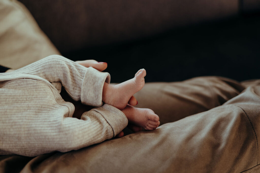 Fotografin in Klagenfurt für moderne, stilvolle und ungestellte Babyfotos