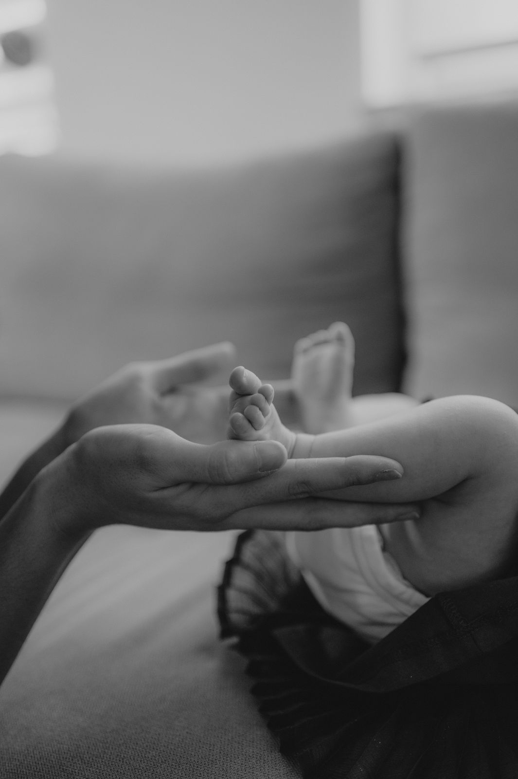 Familienfotografin in Klagenfurt für moderne, stilvolle und ungestellte Neugeborenenfotos