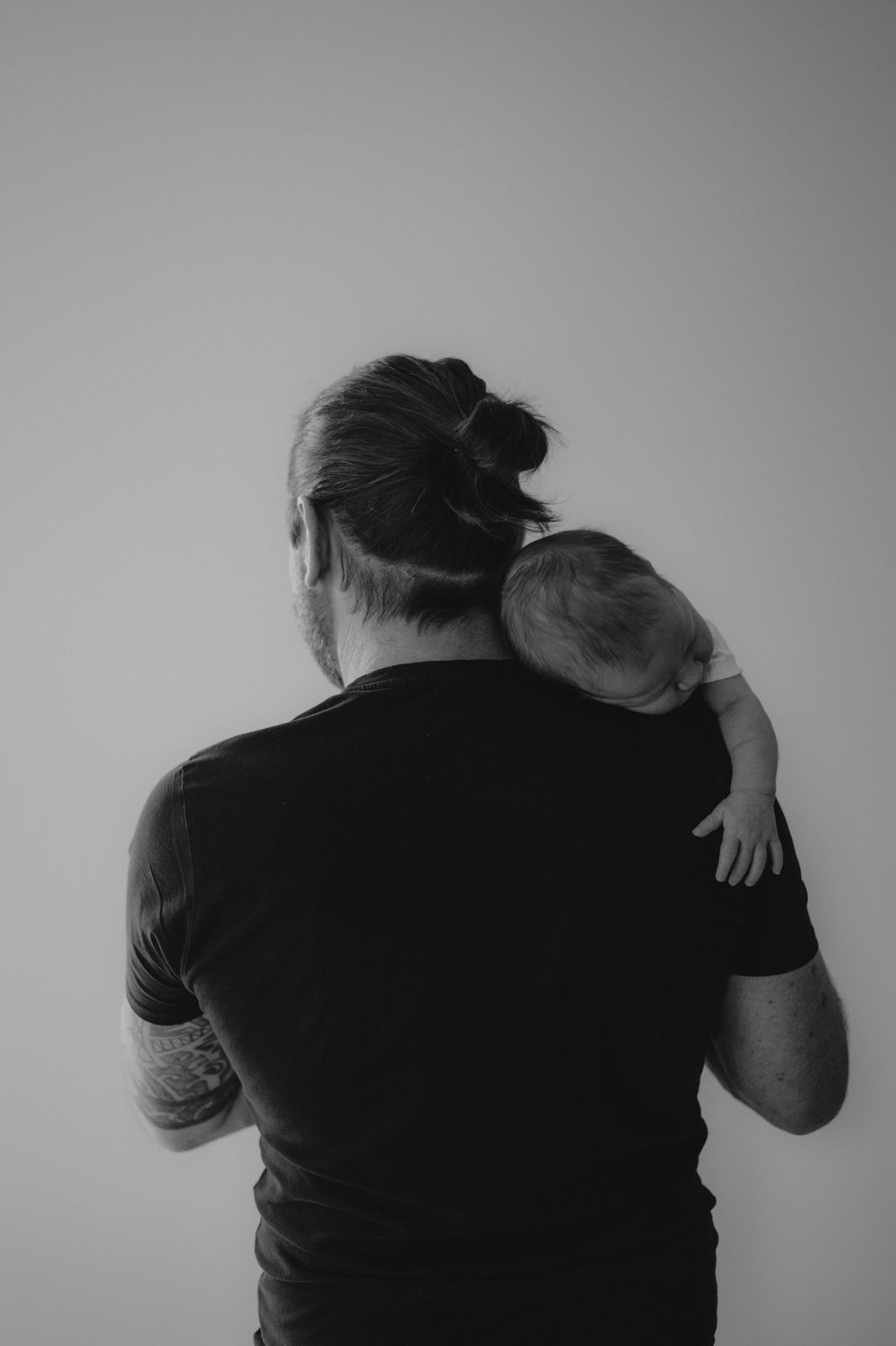 Familienfotografin in Klagenfurt für moderne, stilvolle und ungestellte Neugeborenenfotos