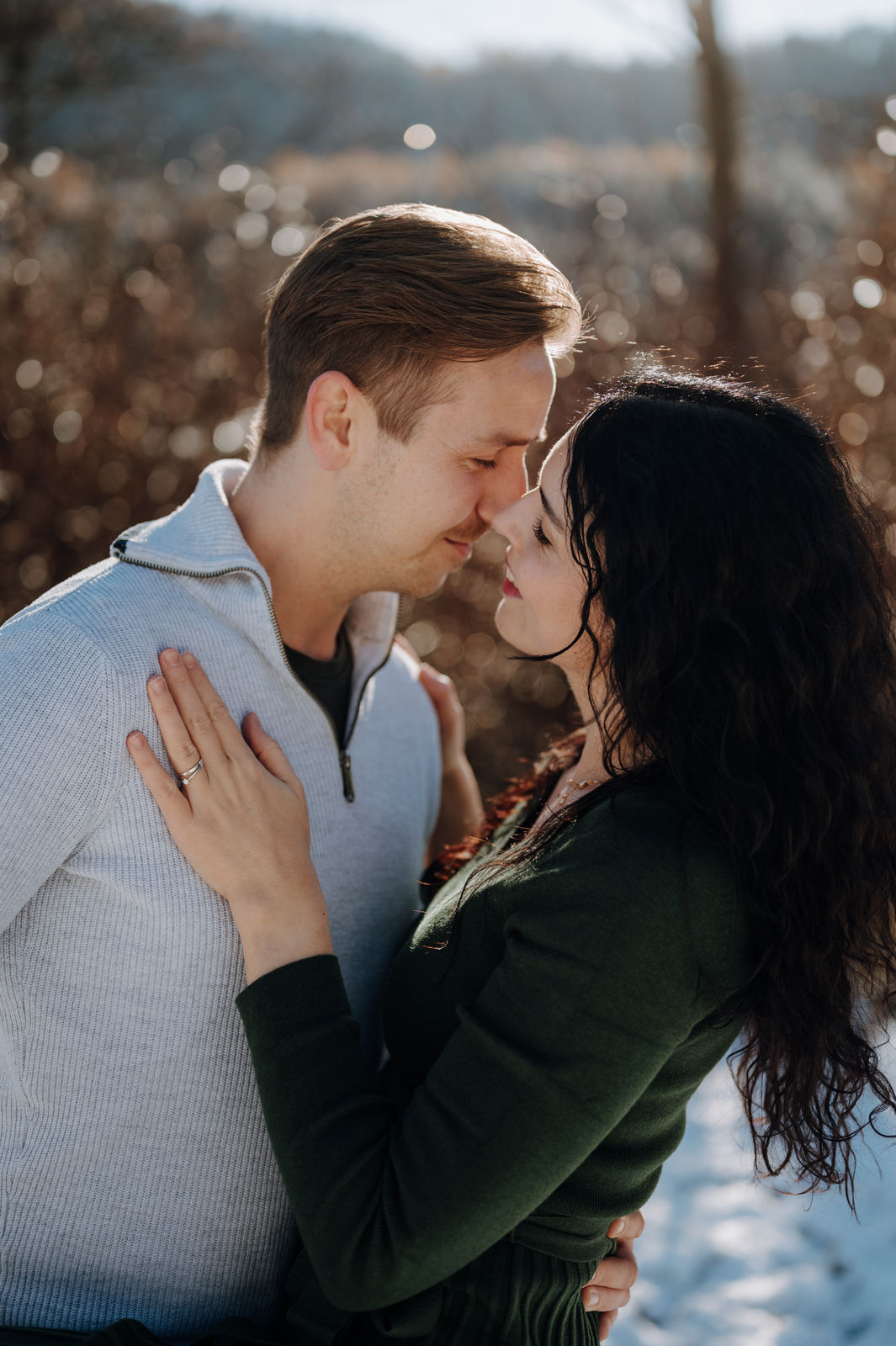 Natürliches Paarshooting in Kärnten mit inniger Umarmung