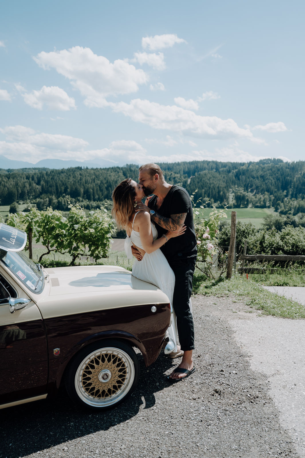 Natürliches Paarshooting in Kärnten mit Umarmung