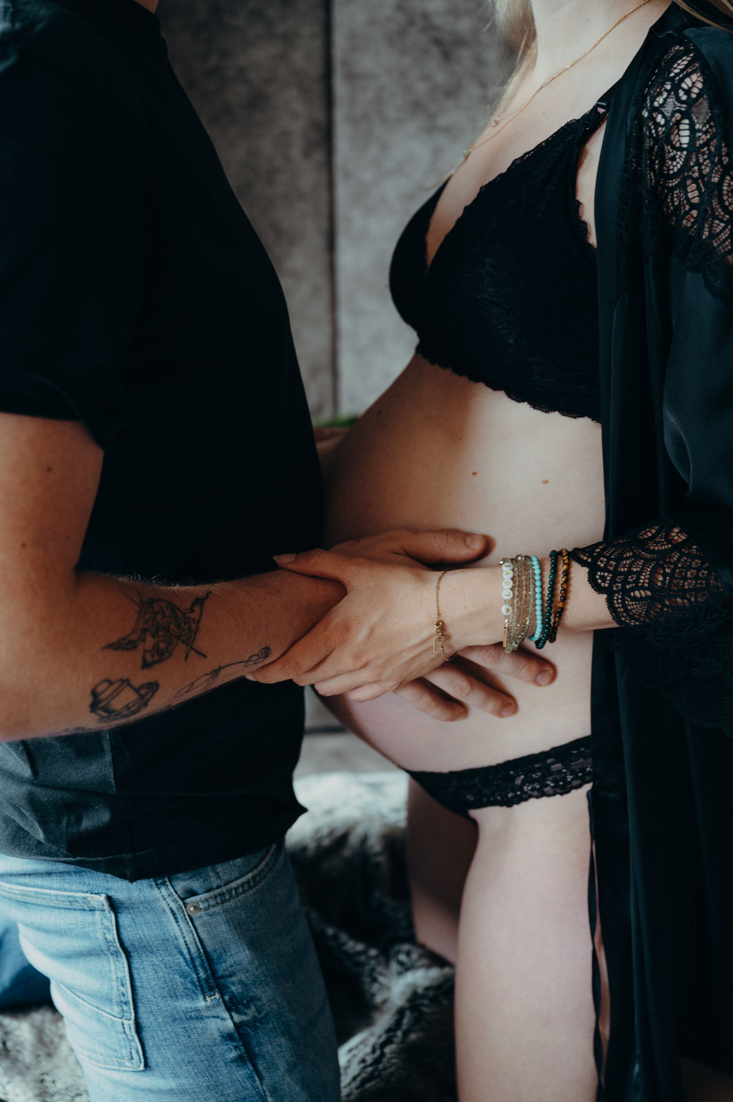 Natürliche Babybauchfotos zuhause in Kärnten im gemütlichen Schlafzimmer