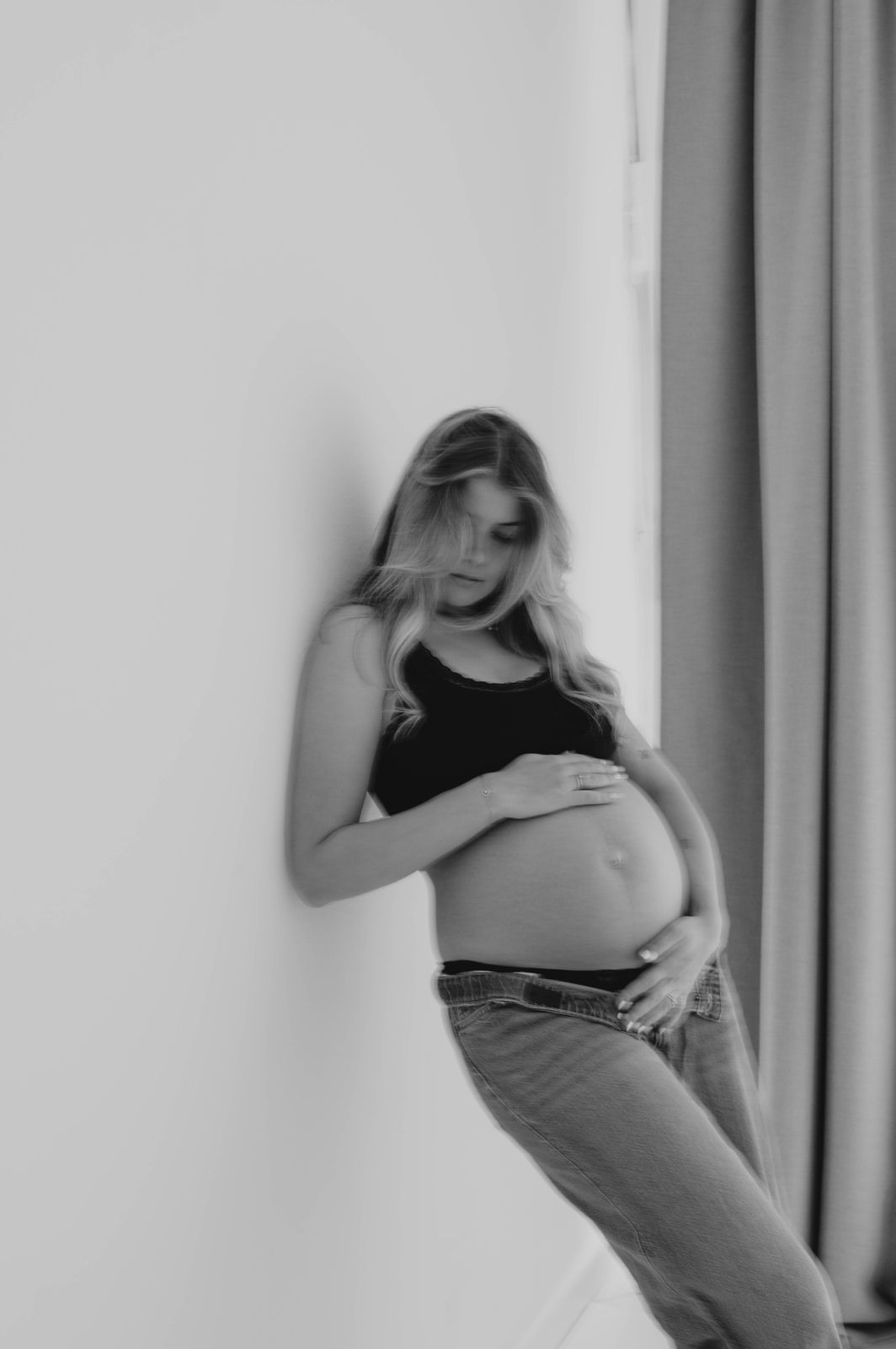 Schwarz Weiß Babybauch Shooting Kärnten mit emotionaler Stimmung