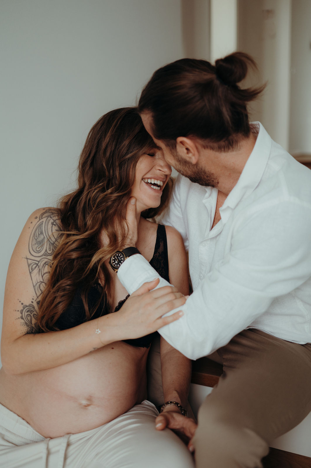 Familienfotografin in Klagenfurt für moderne, stilvolle und ungestellte Babybauch- und Neugeborenenfotos