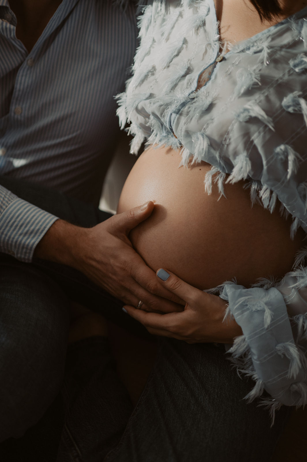 Familienfotografin in Klagenfurt für moderne, stilvolle und ungestellte Babybauch- und Neugeborenenfotos