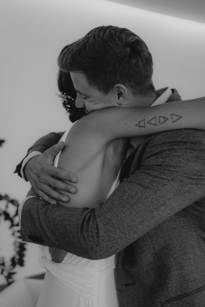 Brautpaar gibt sich das Ja-Wort bei einer standesamtlichen Trauung im Rathaus