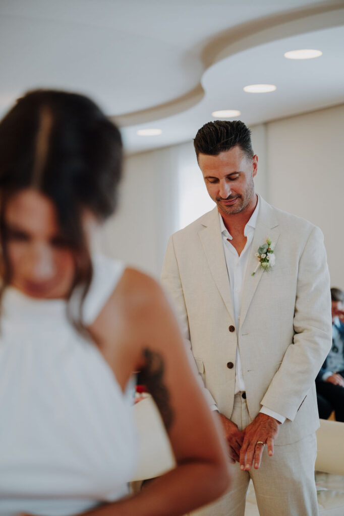 Brautpaar gibt sich das Ja-Wort bei einer standesamtlichen Trauung im Rathaus