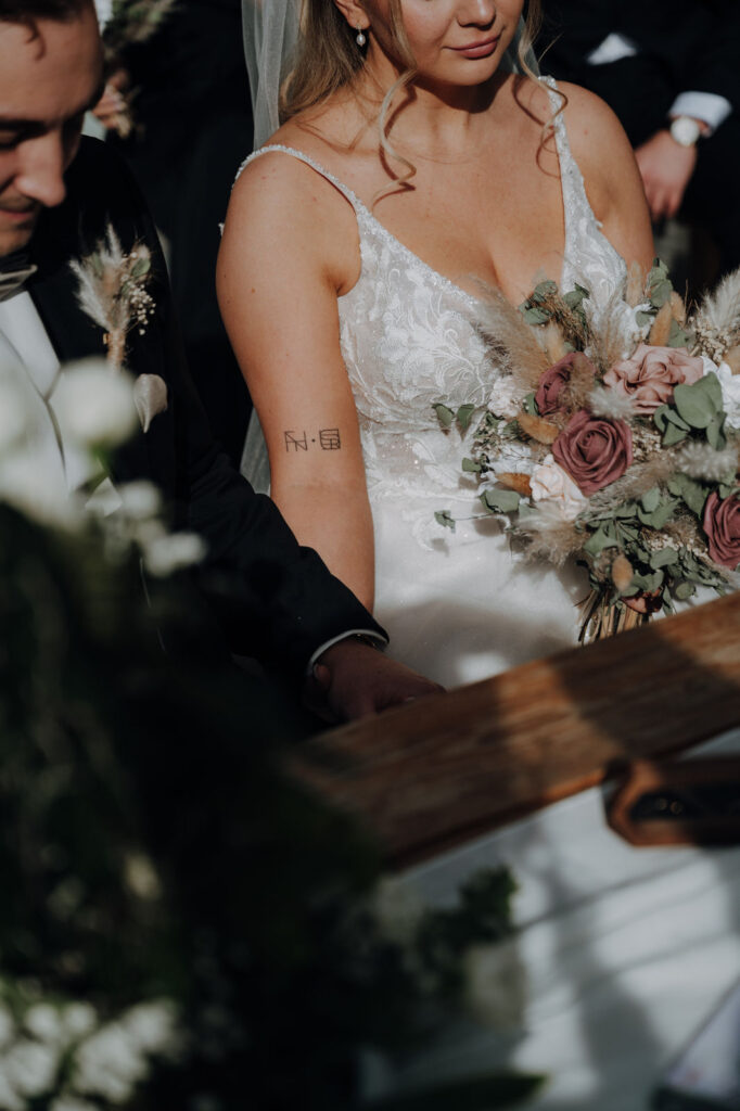 Brautpaarshooting bei einer Country Style Hochzeit in der Steiermark