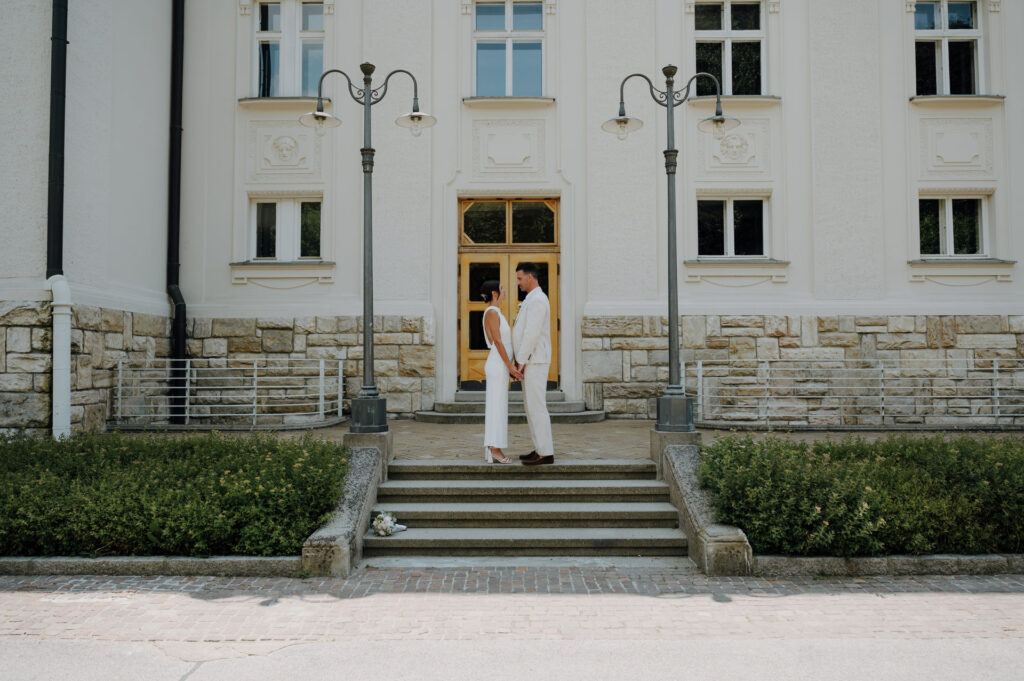 Brautpaar spaziert durch eine elegante Stadtstraße während eines City Wedding Shootings