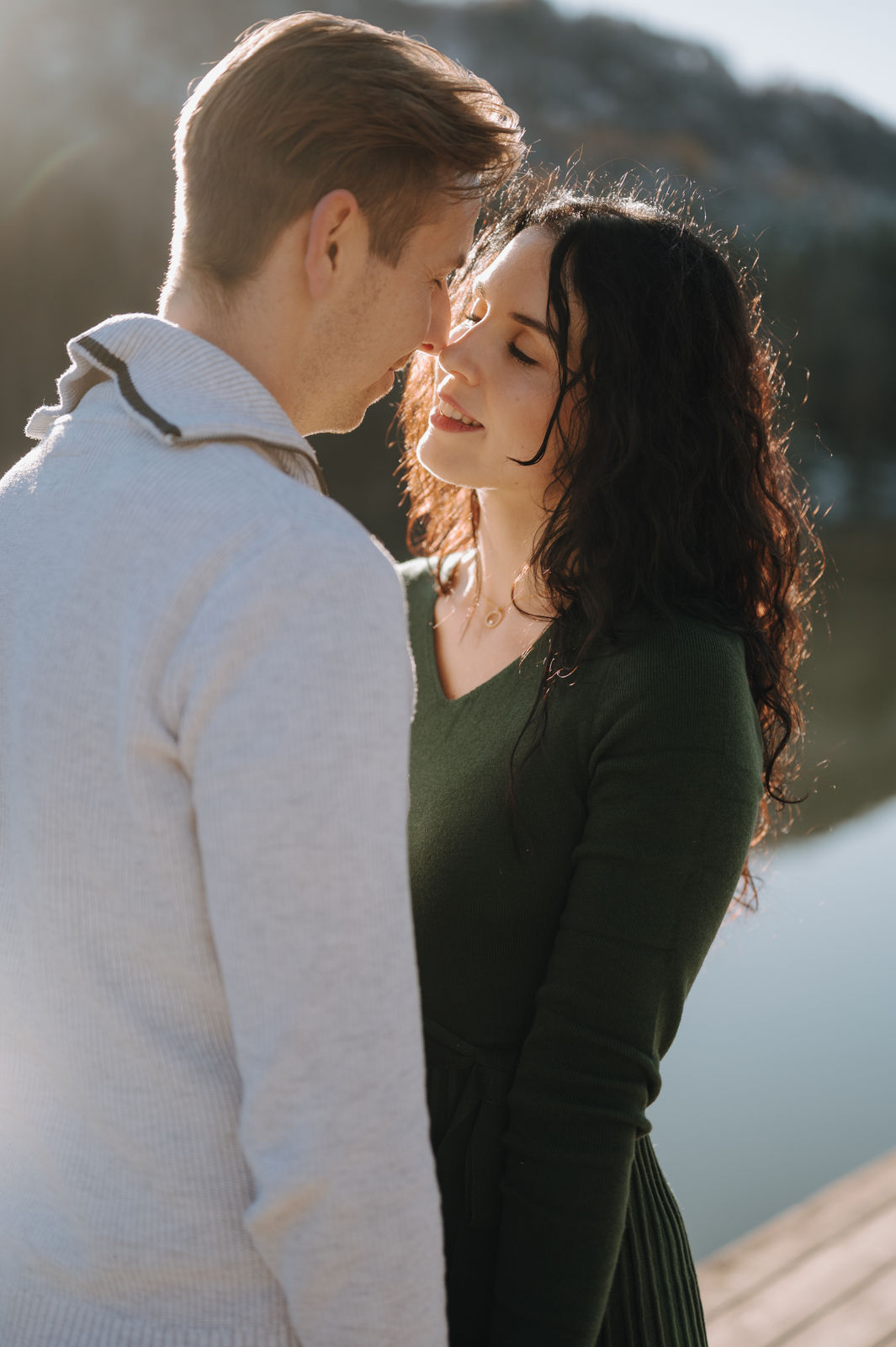 Paar beim Verlobungsshooting am See in Kärnten